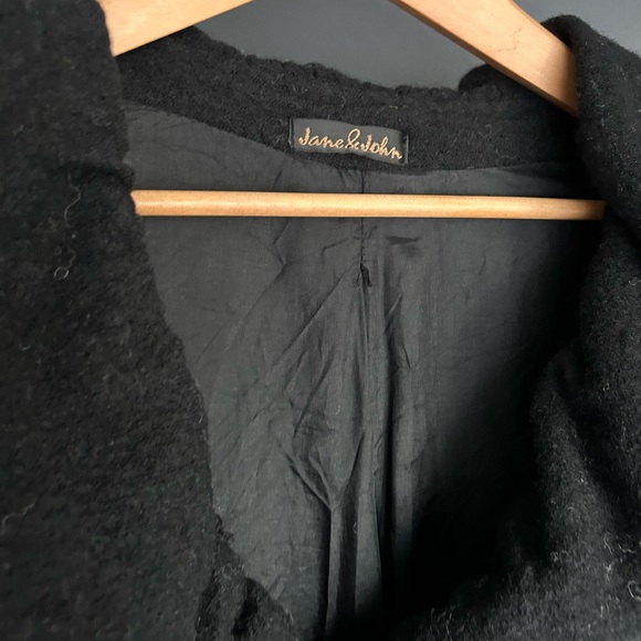 High quality designer’s long coat,made from wool,priced for a quick sale! - Picture 2 of 3